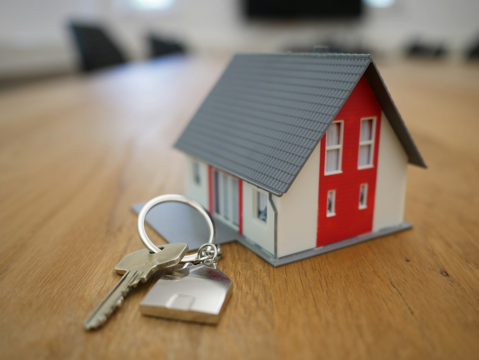Schlüsselübergabe für ein neues Zuhause