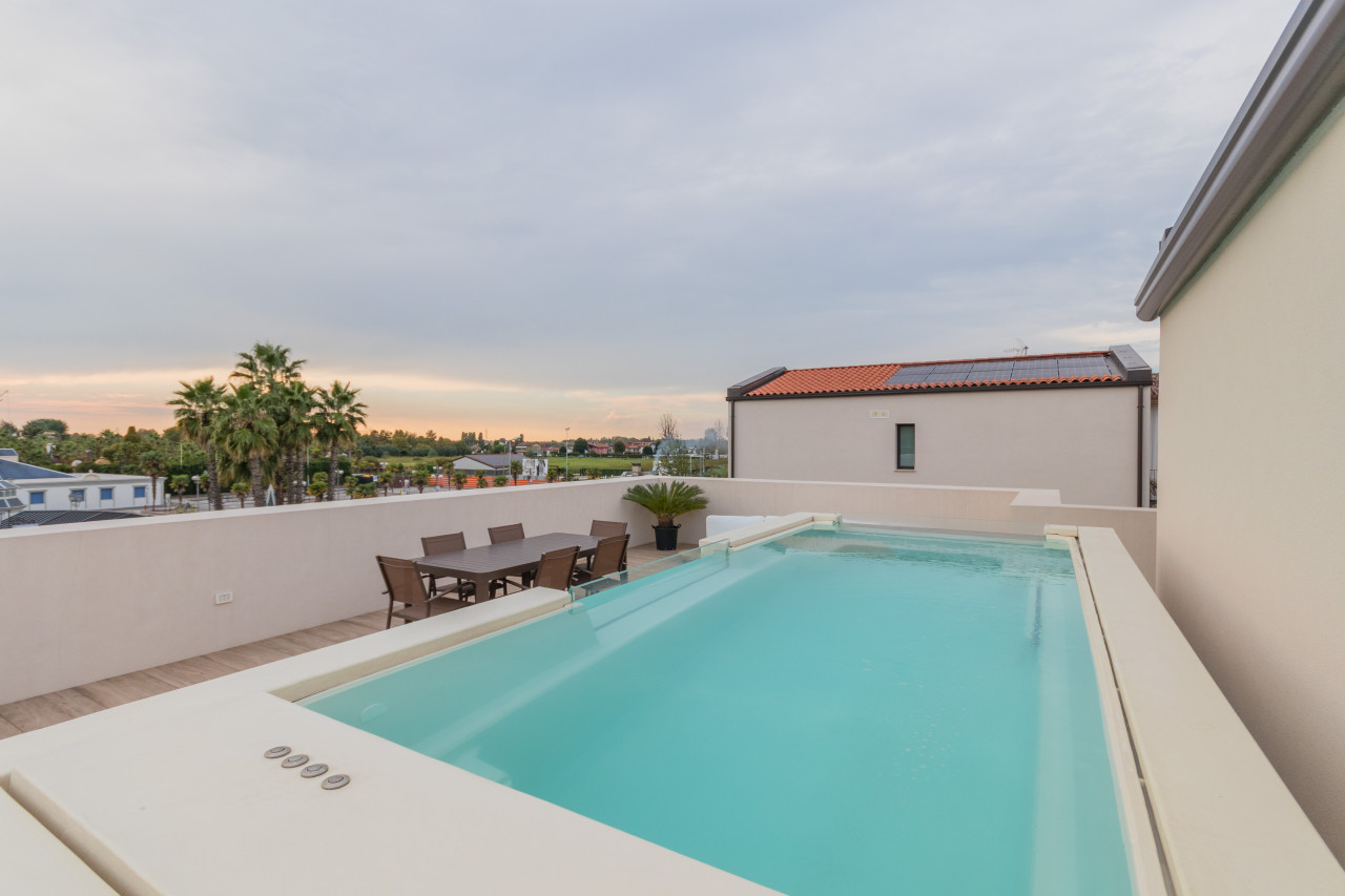 Attico Esclusivo con Piscina Privata e Solarium Panoramico a Jesolo — Foto 2