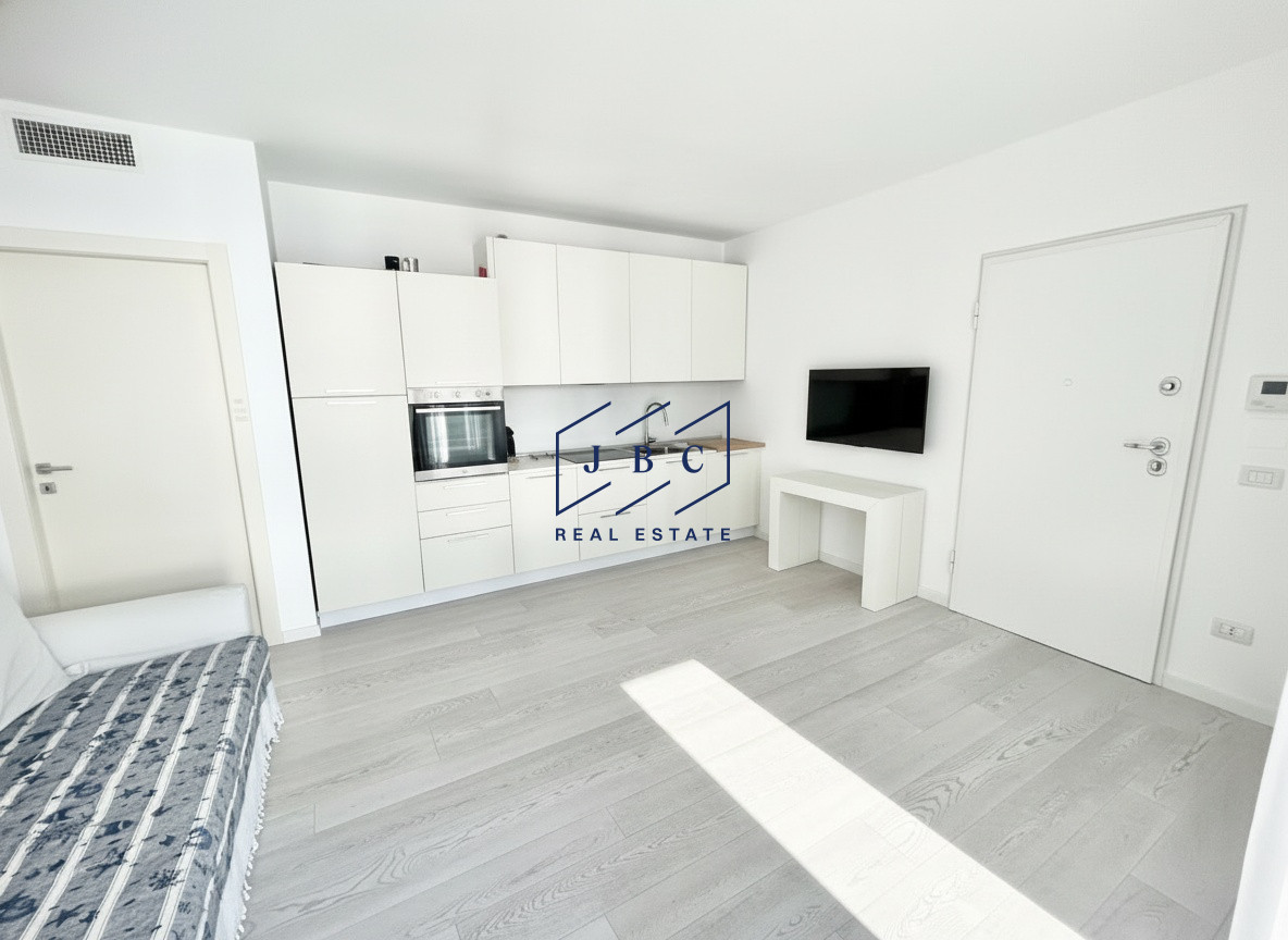 Trilocale con Piscina: stile e relax al Lido di Jesolo — Foto 2