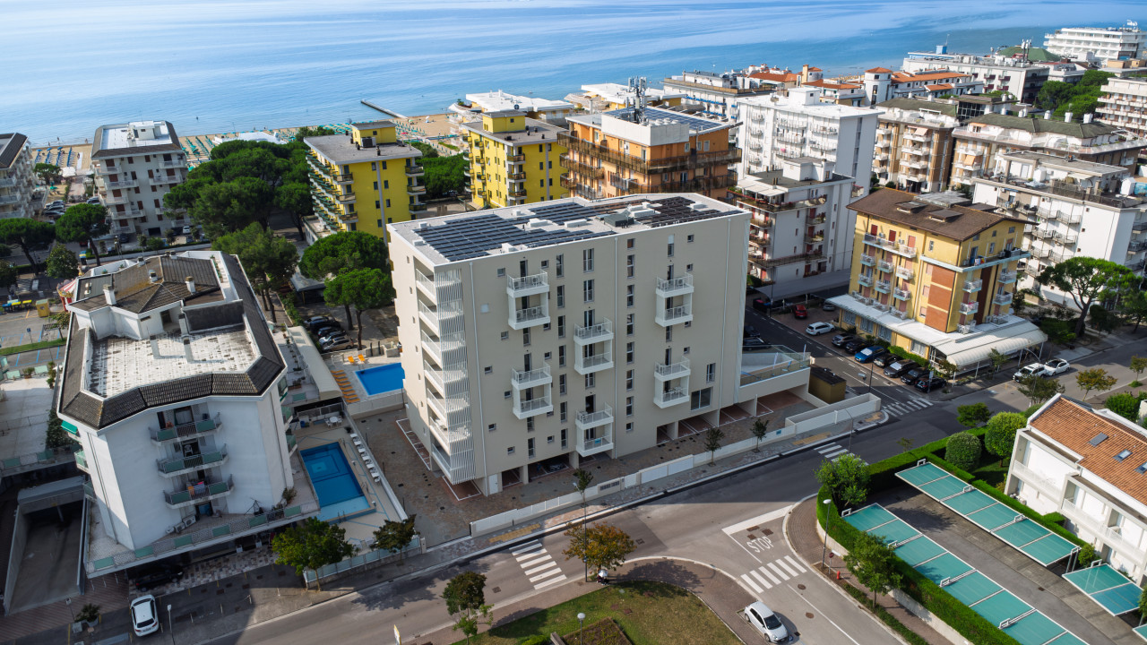 Attico fronte mare con Piscina a Jesolo Lido — Foto 18