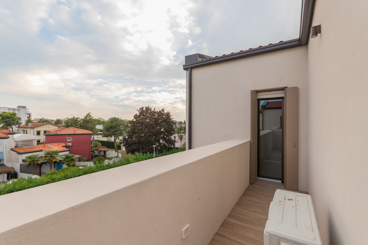 Attico Esclusivo con Piscina Privata e Solarium Panoramico a Jesolo — Foto 20