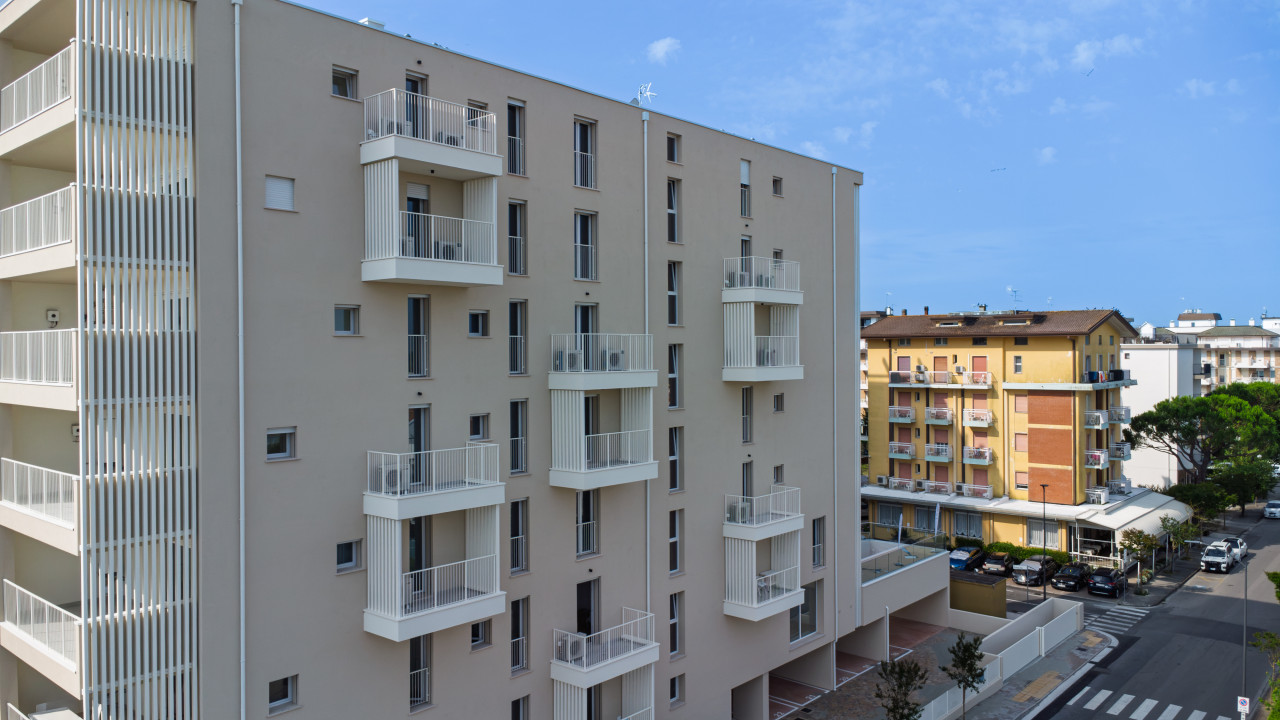 Attico fronte mare con Piscina a Jesolo Lido — Foto 2