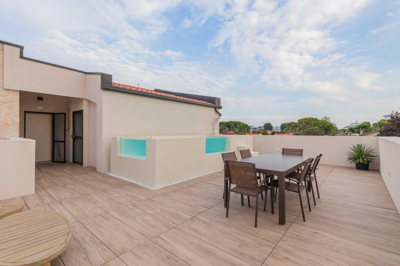 Attico Esclusivo con Piscina Privata e Solarium Panoramico a Jesolo — Foto 1