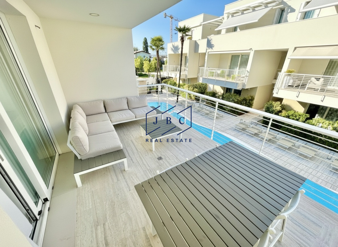 Trilocale con Piscina: stile e relax al Lido di Jesolo — Foto 3
